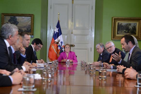 Los integrantes de la Mesa entregaron a la Presidenta el "Manifiesto de los acuerdos de la Mesa de Agua y Medio Ambiente", que sintetiza en 11 puntos las inquietudes respecto de este recurso natural.