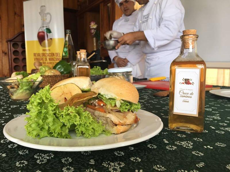 Como parte del evento se presentó el Vinagre de Manzana "Cruce de Caminos", producido por la Cooperativa Tierra Sur como resultado del proyecto.
