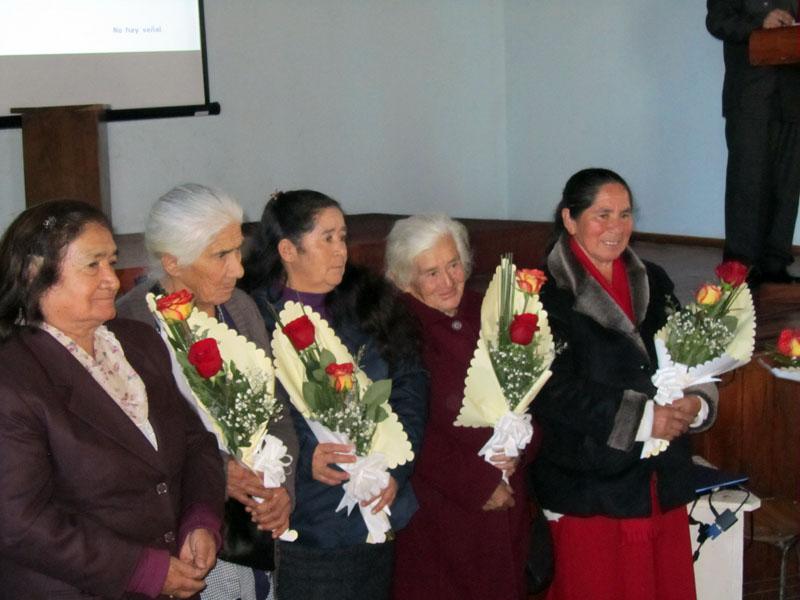 Las colchanderas del valle de Itata fueron galardonadas por su trabajo.