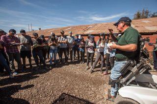 Durante la jornada, los estudiantes pudieron salir de la sala de clases para resolver sus dudas sobre las diversas iniciativas del proyecto Bayer ForwardFarming Chile directamente en el terreno
