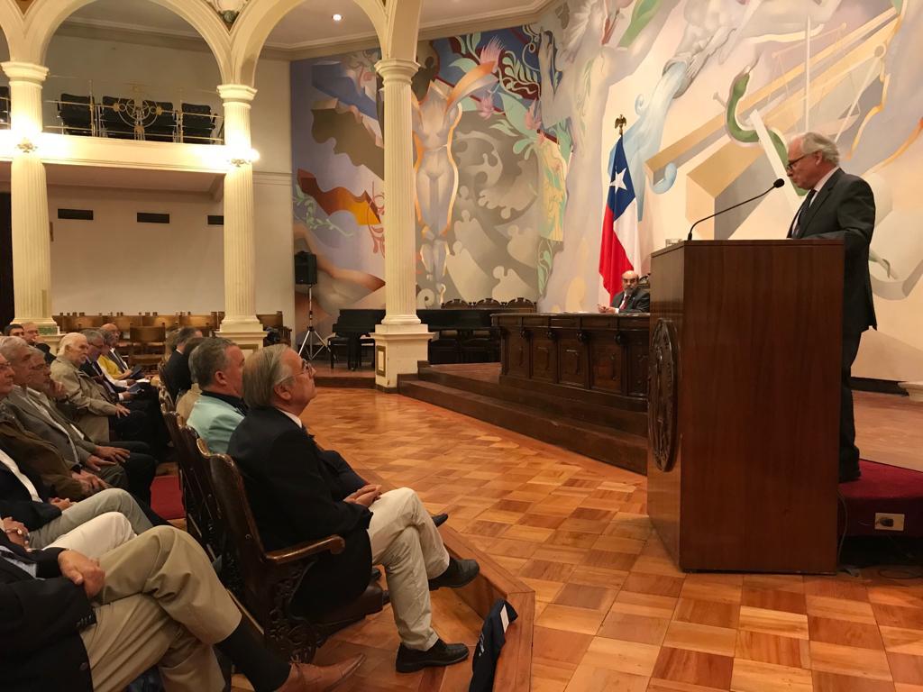 El Decano Roberto Neira presentó al Director General de la FAO en la Ceremonia de entrega de la Medalla Doctor Honoris Causa de la Universidad de Chile.e