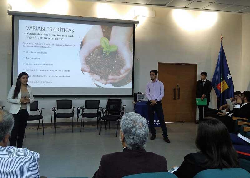 Los estudiantes expusieron un resumen de su investigación y los resultados. En la imagen Valentina Palomino y Bosco Uribe presentaron el proyecto que permitiría la transición de la producción de lechu