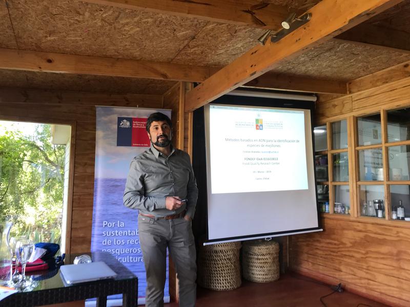 Profesor Araneda en su exposición sobre los métodos basados en ADN para la identificación de especies de mejillones.
