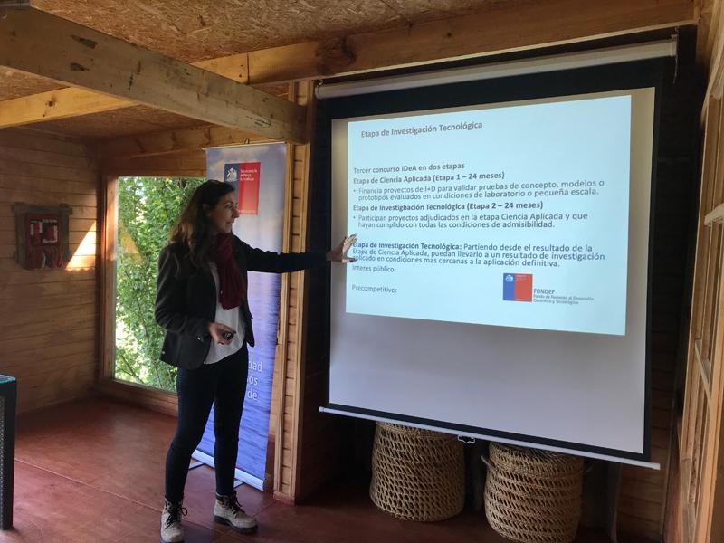 Profesora Larraín en su exposición sobre el desarrollo y validación de un kit multilocus para la identificación de especies comerciales de mejillones.