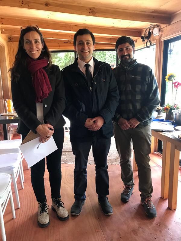 Profesores Larraín y Araneda junto con Rafael Hernández, Director Zonal de SUBPESCA.