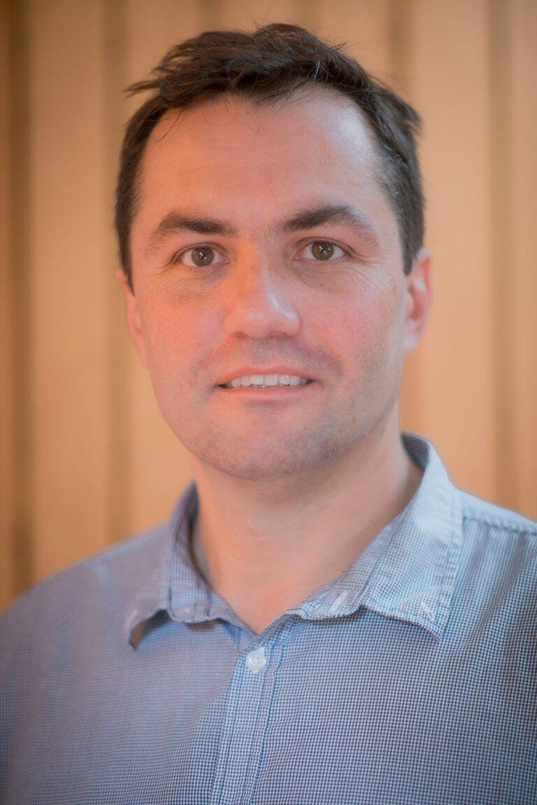 Eduardo Von Bennewitz es ex alumnos de la Facultad de Ciencias Agronómicas de la U. de Chile, donde estudió y se graduó, además trabajó por 2 años luego de su doctorado.