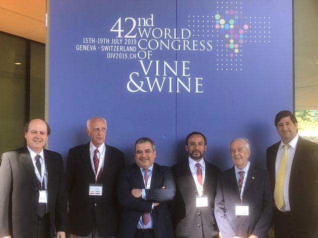 Delegación de Chile ante la Asamblea de la OIV en Ginebra en que se presentó a Chile como el organizador de la versión 43 del Congreso Mundial