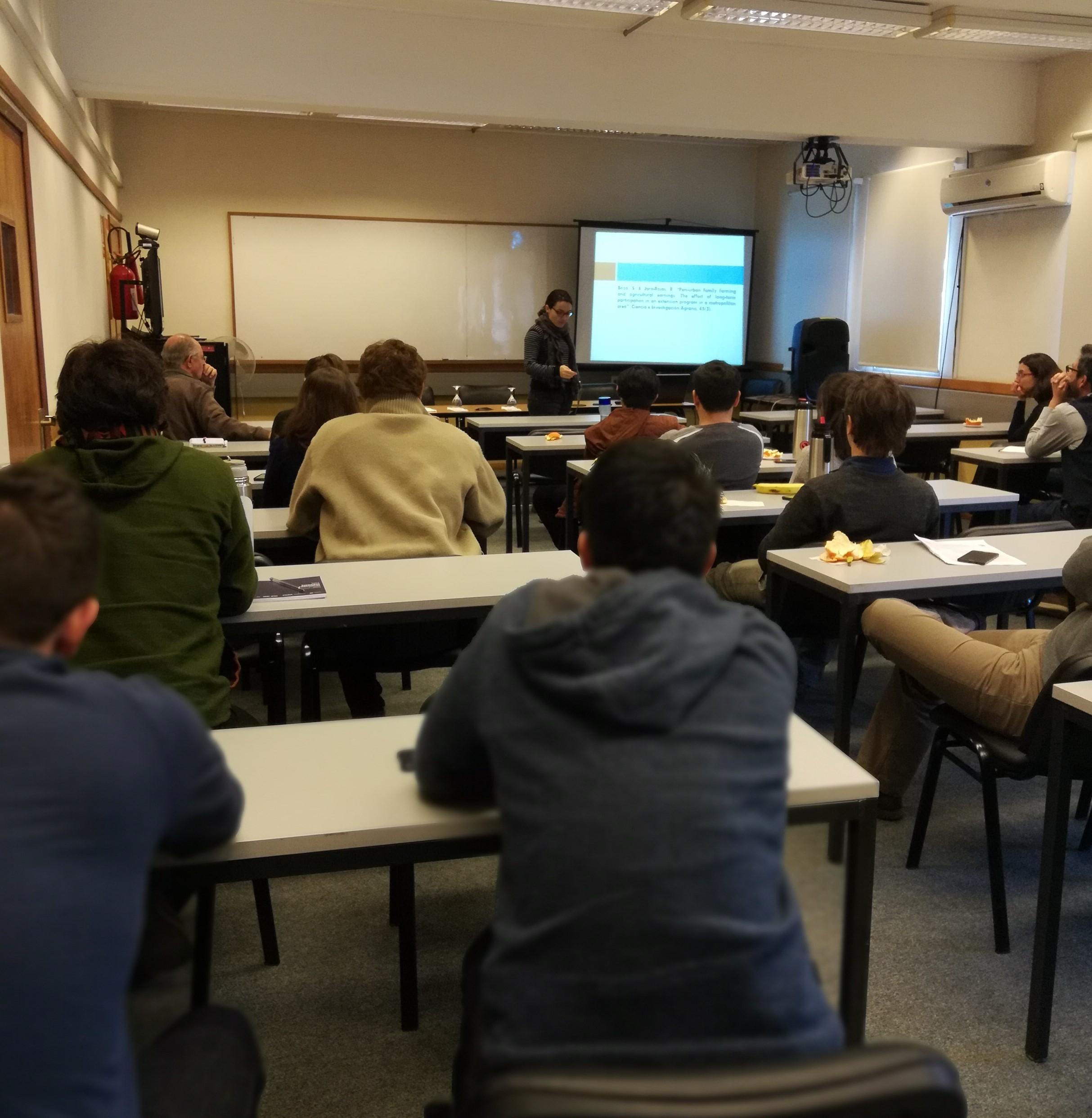 La Profesora Boza expuso las investigaciones recientes que ha coordinado desde el Departamento de Economía Agraria.
