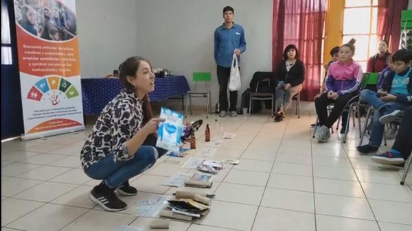 Linka Zerega, ex estudiante de Antumapu, realizando capacitación sobre separación de residuos.
