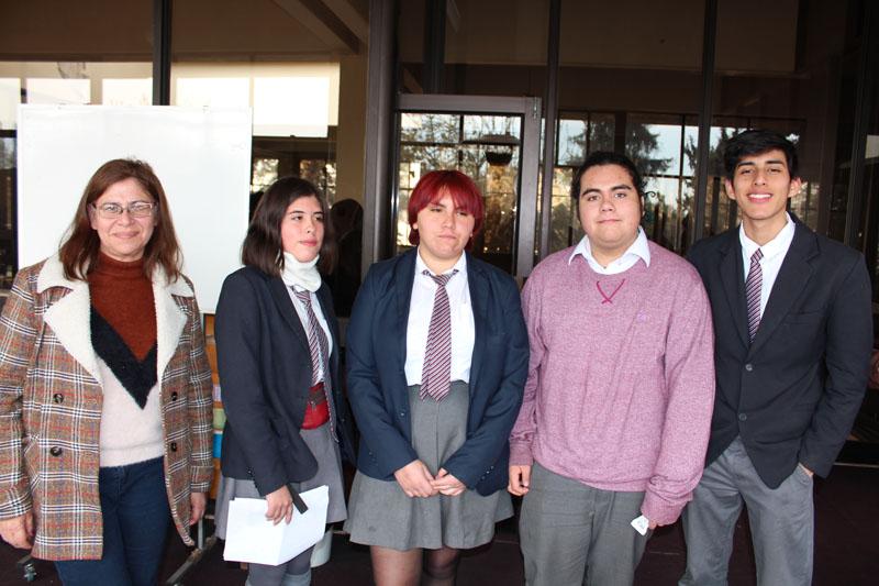 Estudiantes del Colegio Licarayen de La Florida, junto a su profesora Macarena Espinoza.