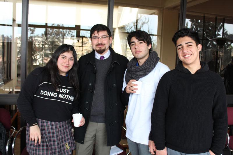 Estudiantes del Colegio Esperanza de Macul, junto a su profesor Chris Meirone.