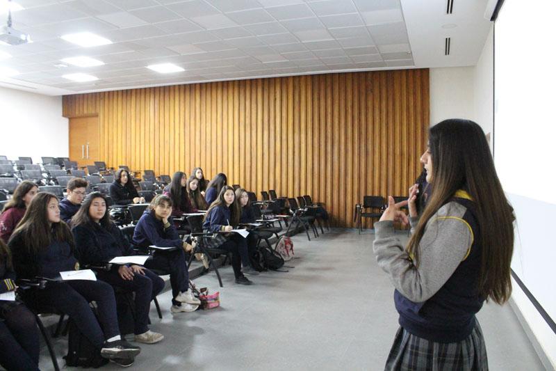 Estudiantes de Enseñanza Media exponiendo los avances de su investigación científica en la Facultad de Ciencias Agronómicas