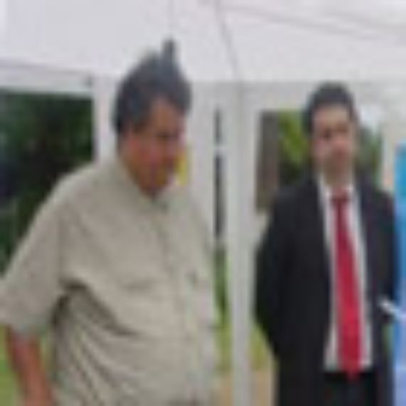 Rector Víctor Pérez V. durante visita inspectiva en Campus Antumapu.