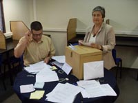 El Prof. Seguel y la Prof. López durante la elección