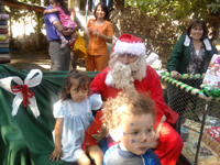 Cada uno de los niños recibió de manos del Viejito Pascuero un regalo navideño.