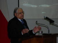 El Dr. Roberto H. González explicando detalles de su publicación
