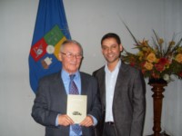 Prof. Roberto Hernández yel antropólogo Luis Pezo Orellana.