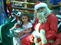 Cada uno de los niños recibió de manos del Viejito Pascuero un regalo navideño.