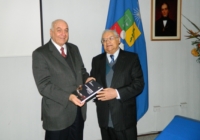 El Decano Lizana junto al Prof. González autor del libro